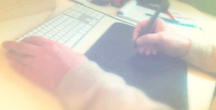 2 handen met toetsenbord en Wacom-tablet. Voor site Berebeeld, in goede handen.