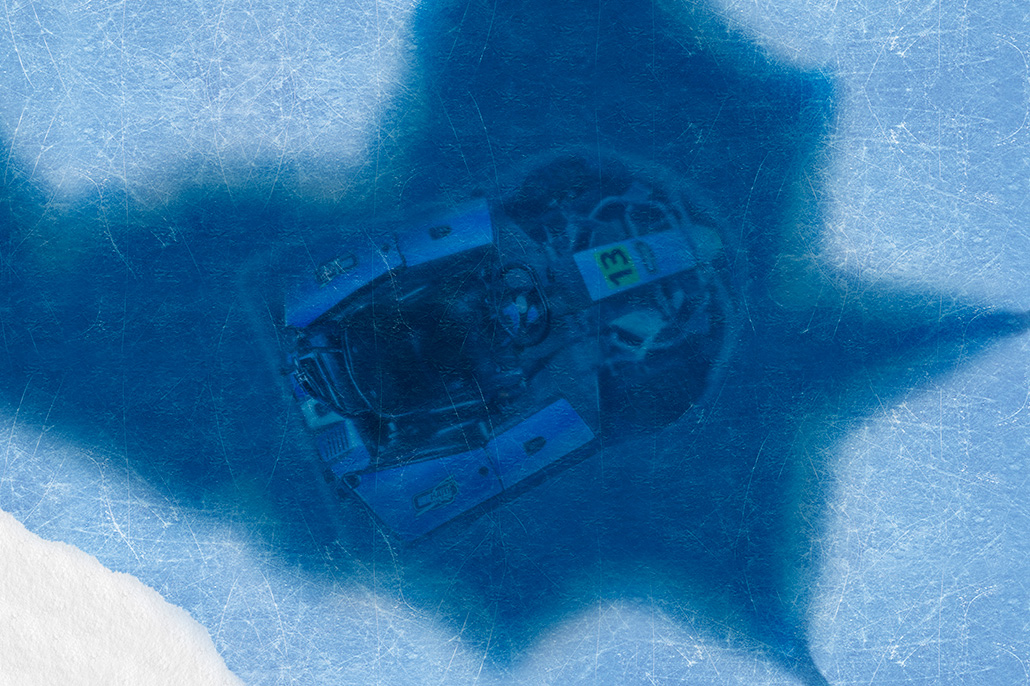 Detail van vloer in barpitt bij Icekartbaan Skidôme Rucphen, Icekart onder ijs. Berebeeld beeldmanipulatie voor Metro XL.