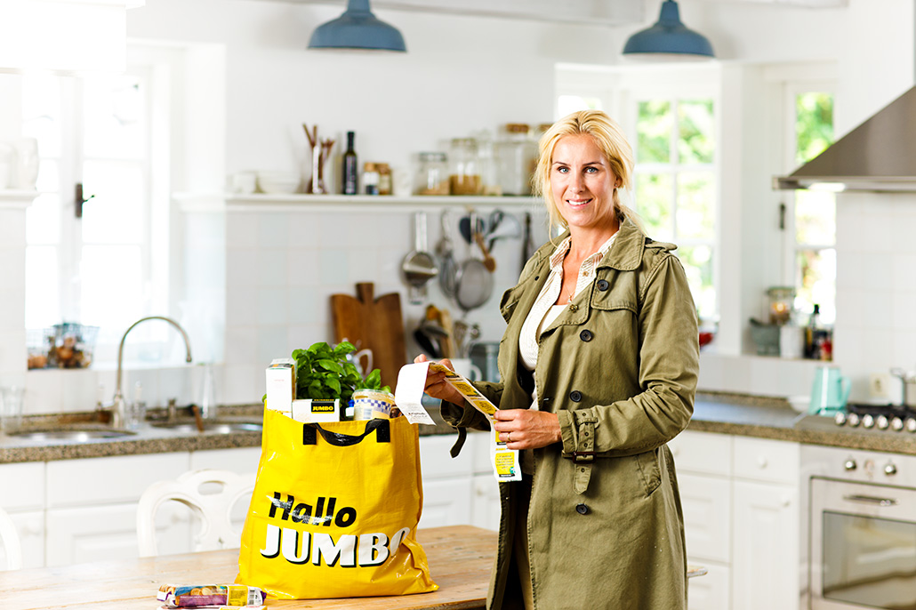 Vrouw in keuken met Jumbo tas. Berebeeld beeldretouche voor Nopoint Fotostudio | Jumbo.