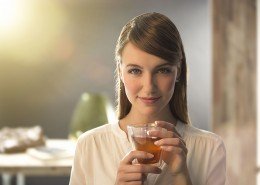 Meisje met glas thee in haar handen. Berebeeld beeldretouche voor Chuckstudios.