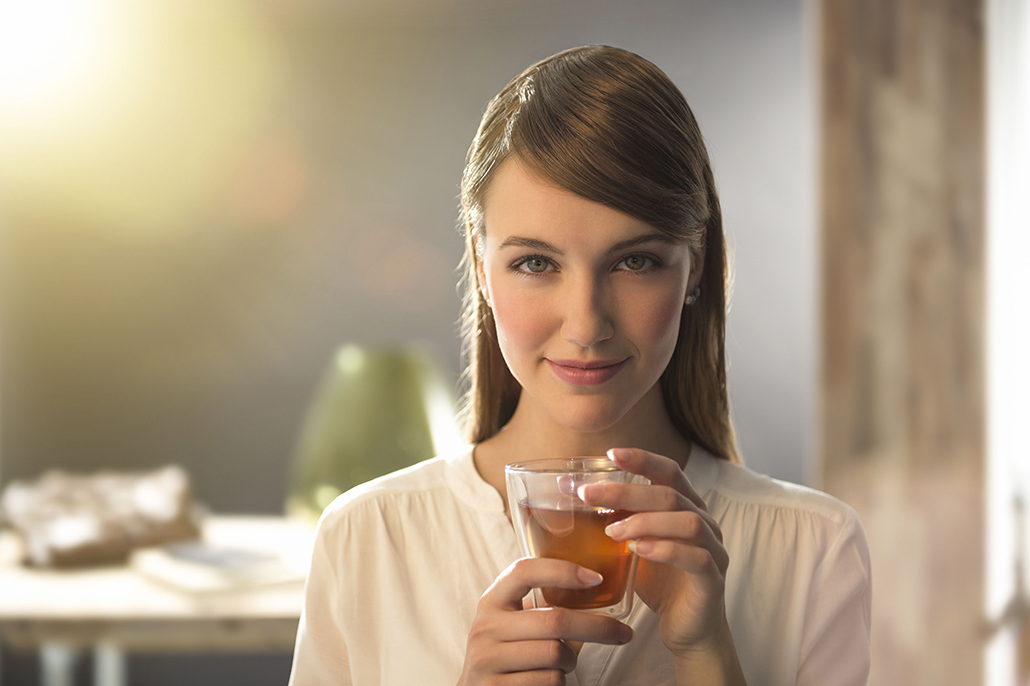 Meisje met glas thee in haar handen. Berebeeld beeldretouche voor Chuckstudios.
