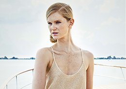 Vrouwelijk model op jacht. Beeldbewerking van fashionshoot voor Jolanda van der Linden.